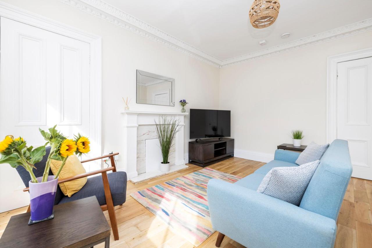 2 Bedroom Apartment On Peebles High Street Exterior foto